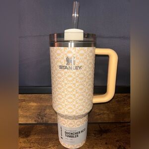 Stanley | Butter Sunflower 40 oz FlowState Quencher H2.0 Tumbler